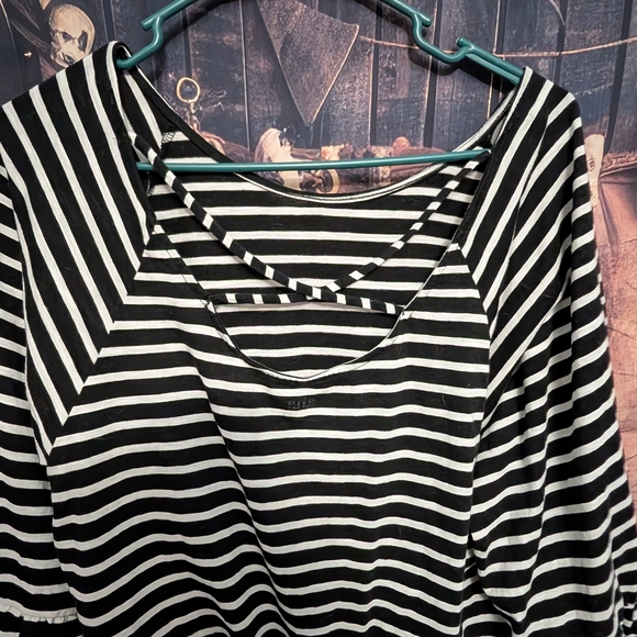 Source Unknown Black and White Striped Long Sleeve Top - Picture 2 of 2